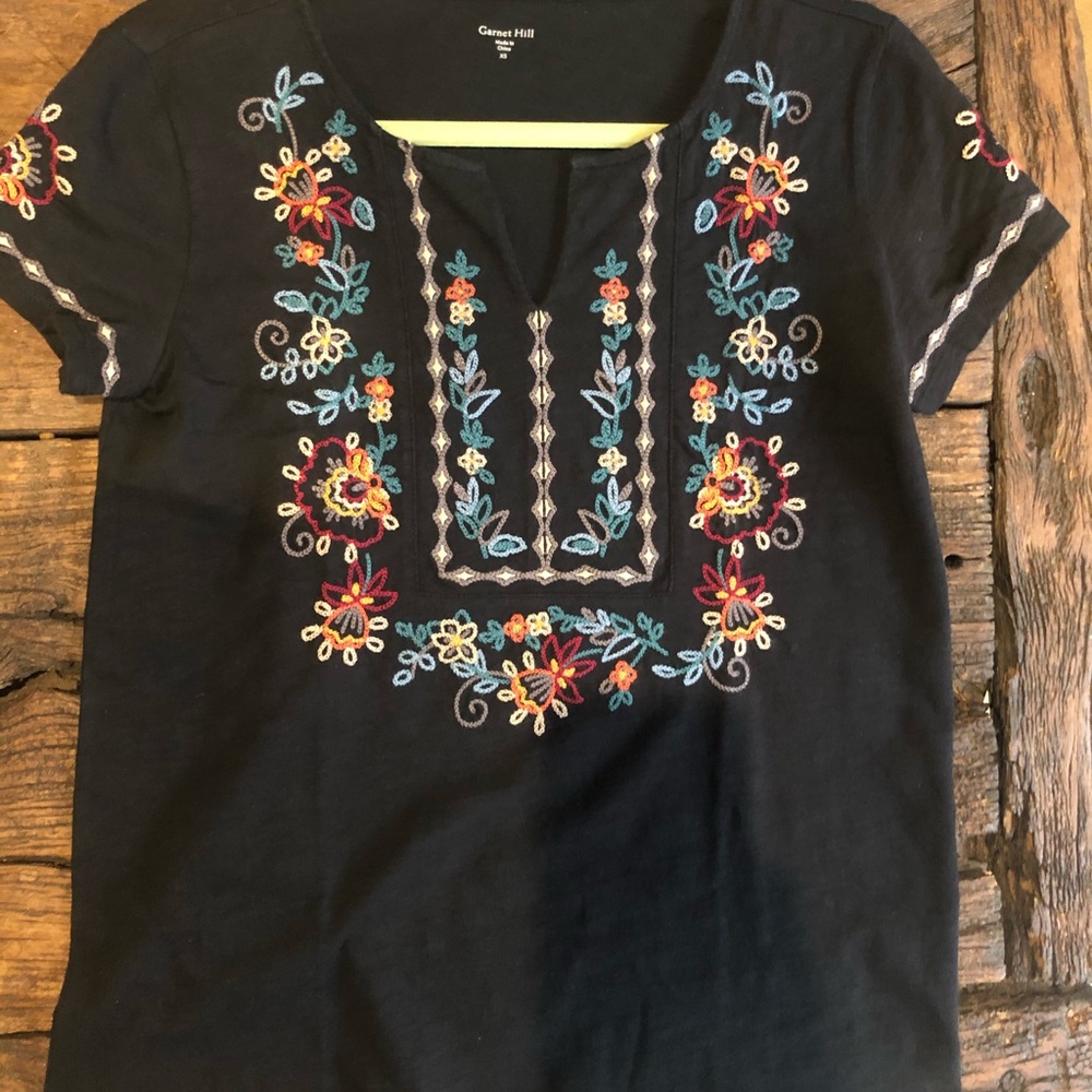 NEW Garnet Hill Embroidered Split Neck Tee XS
